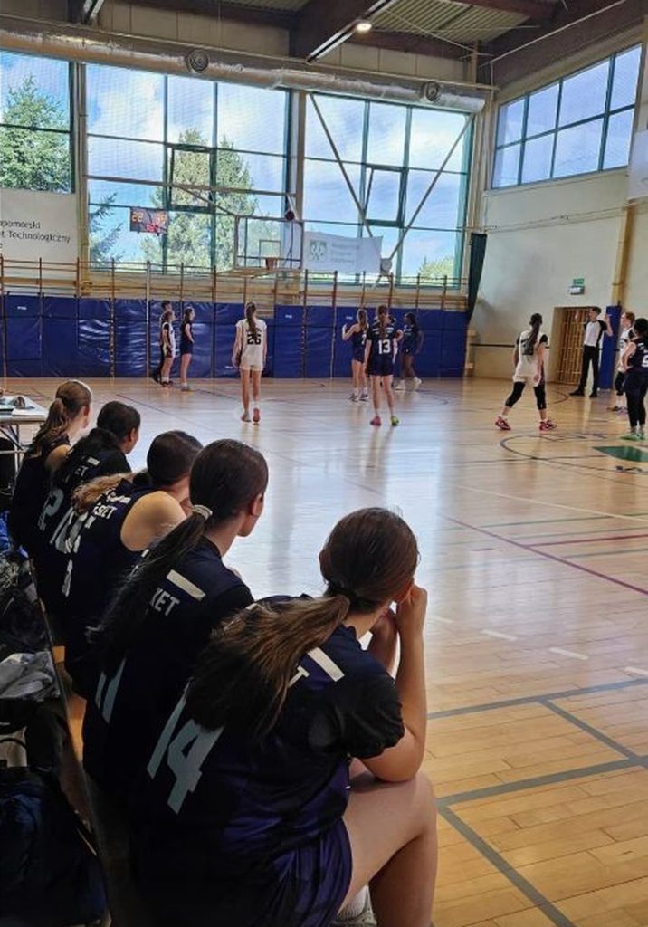 Spielerinnen von CITY Basket Berlin verfolgen das Spiel von der Bank in der Hala ZUT