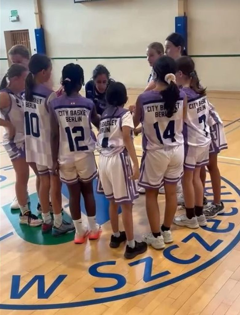 Die WU13 von CITY Basket Berlin bei der Teambesprechung auf dem Szczecin-Hallenlogo
