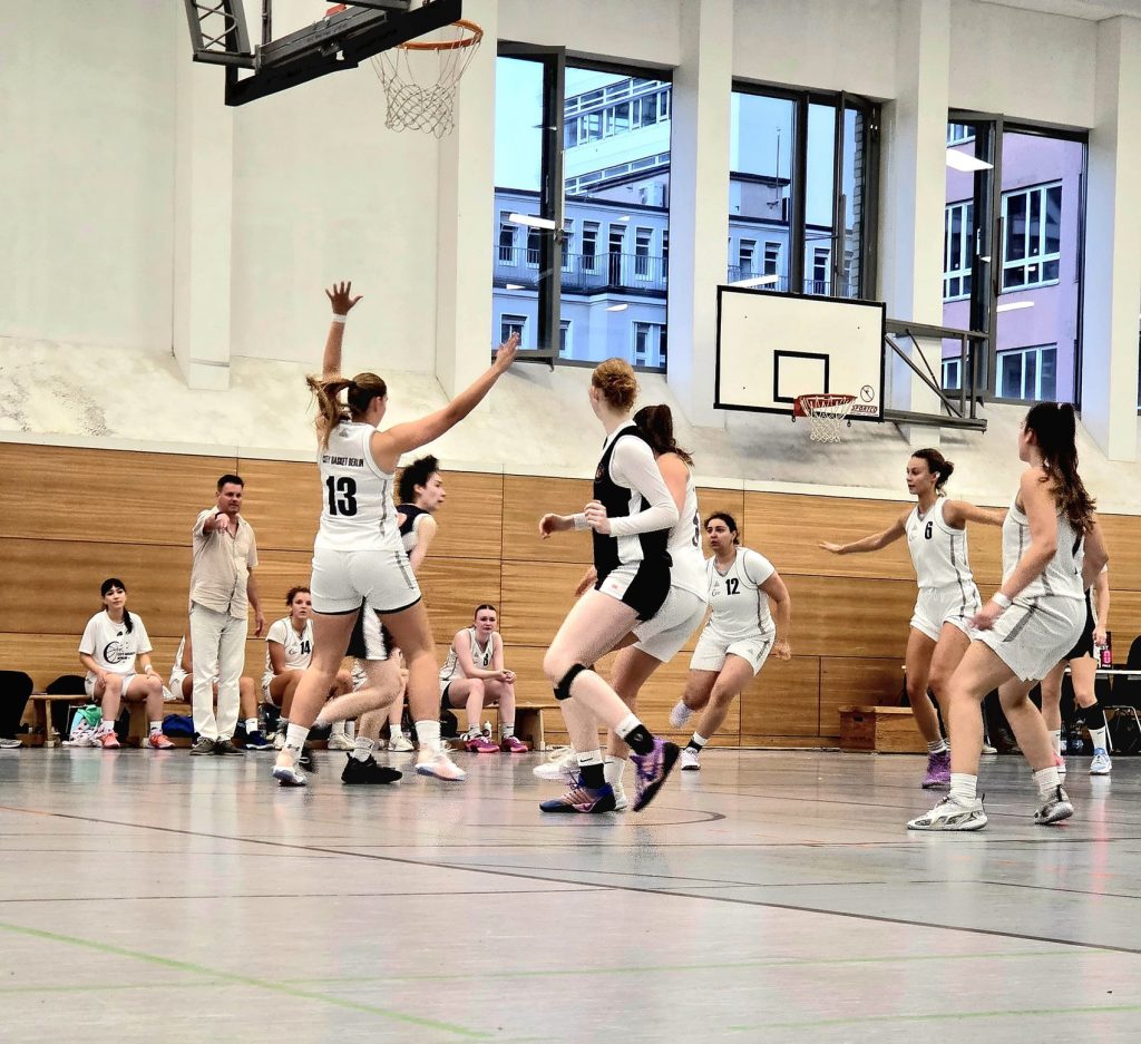 Spielszene der Damen von CITY Basket Berlin in der Verteidigung unter dem Korb, Coach gibt Anweisungen von der Seitenlinie