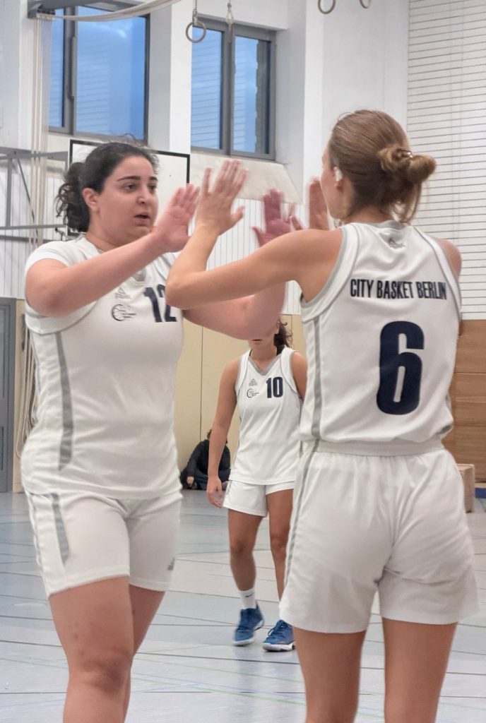Abklatschen zweier Spielerinnen von CITY Basket Berlin während des Spiels