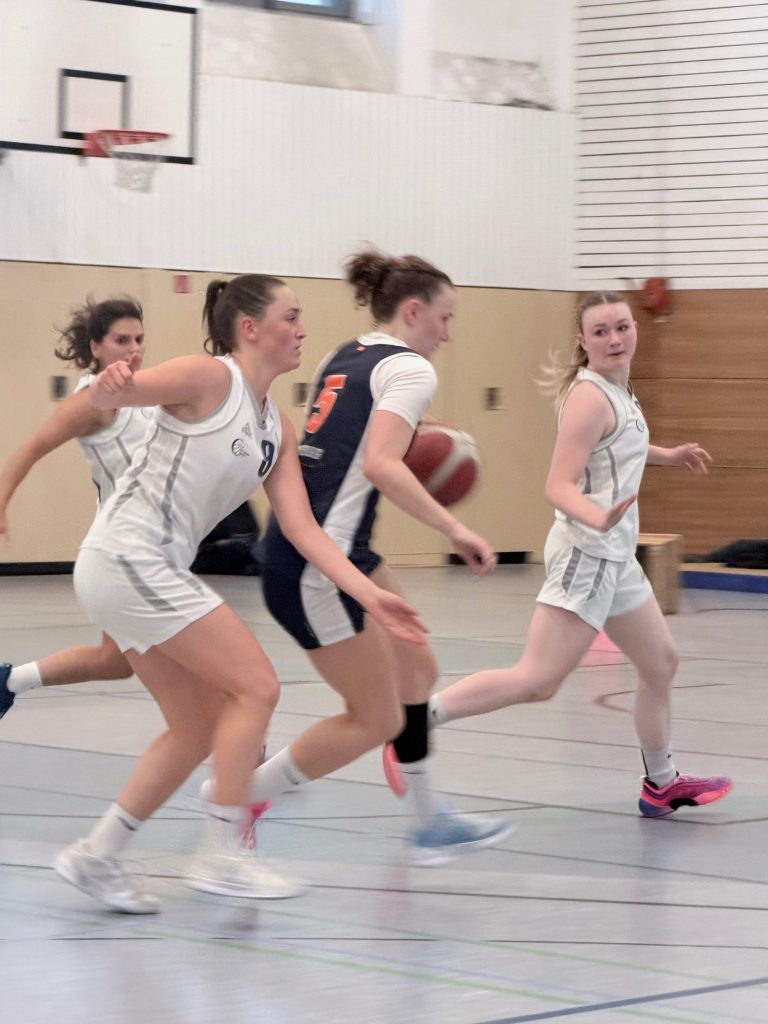 Verteidigung der Damen von CITY Basket Berlin gegen eine dribbelnde Gegnerin