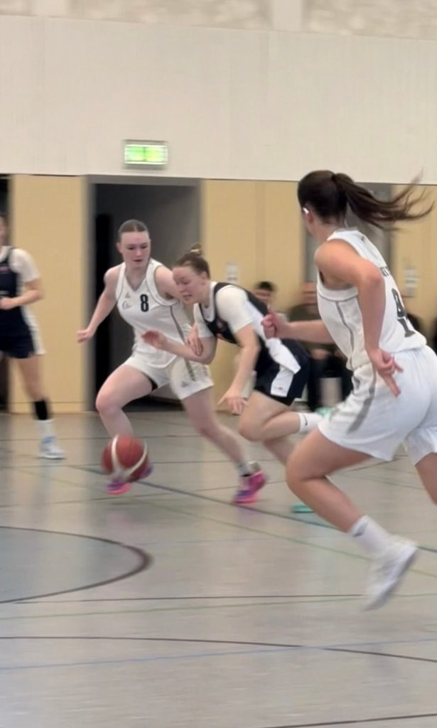 Tempogegenstoß: Spielerinnen von CITY Basket Berlin im Zweikampf mit einer Gegnerin und dem Ball