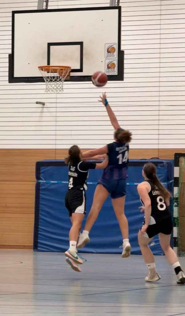 Korbleger einer Spielerin von CITY Basket Berlin gegen zwei Gegnerinnen unter dem Korb