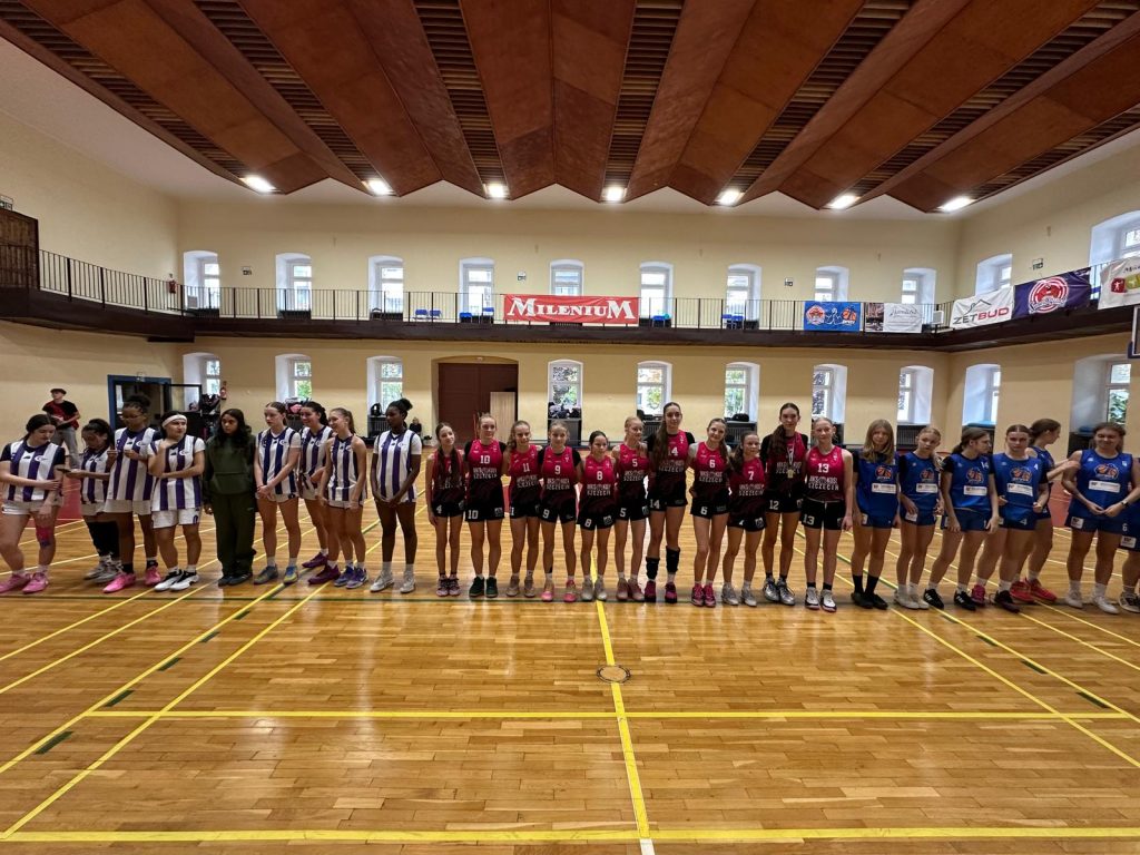 Aufstellung aller Teams zur Siegerehrung beim Turnier in Kołobrzeg