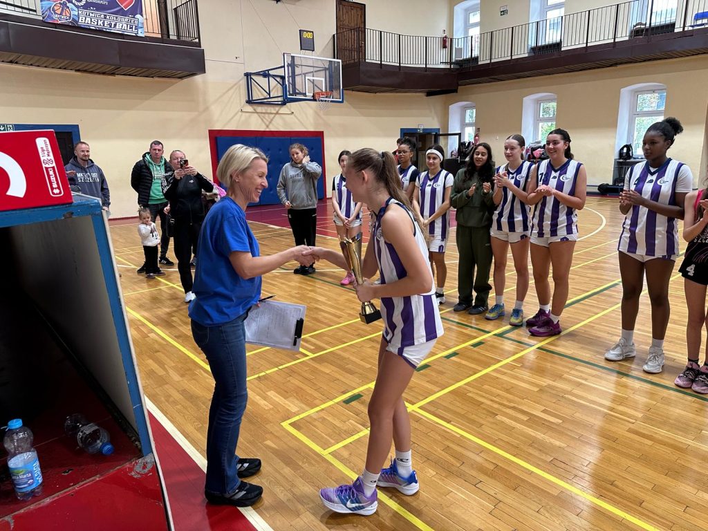Pokalübergabe an eine Spielerin der WU16 von CITY Basket Berlin, das Team applaudiert