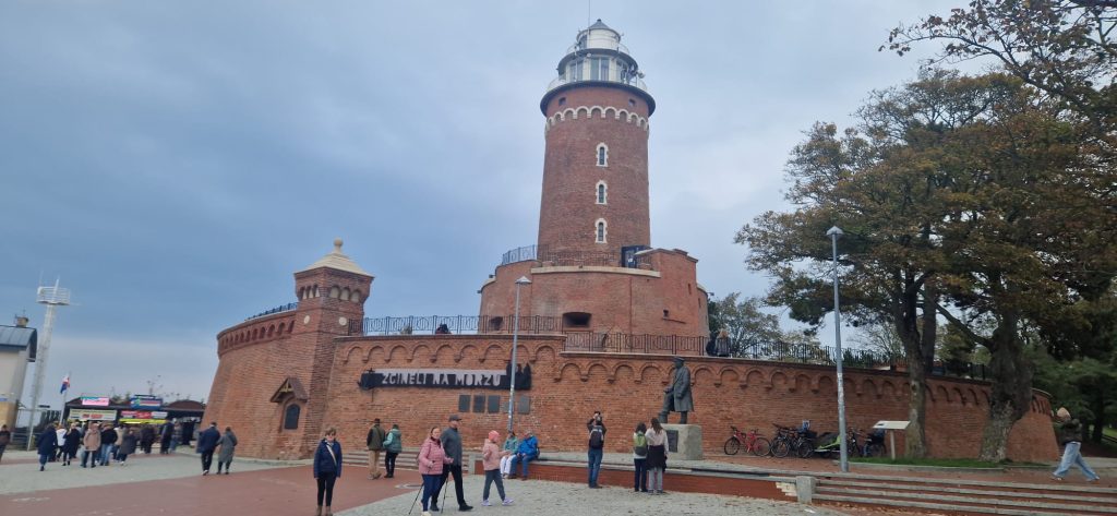 Leuchtturm von Kołobrzeg mit Backsteinfestung