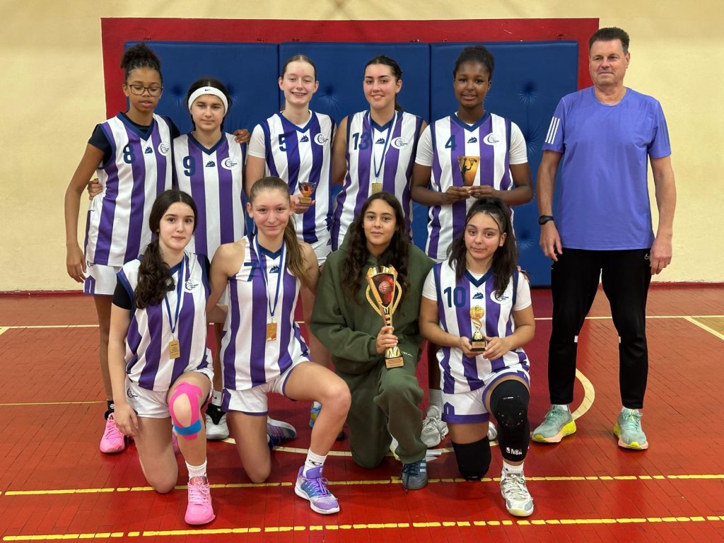WU16 von CITY Basket Berlin mit Medaillen, Pokalen und Head-Coach Sören Simonsohn