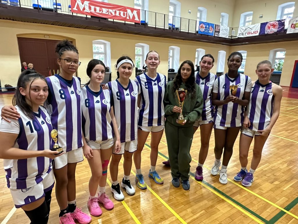 WU16 von CITY Basket Berlin mit dem Pokal in der Halle in Kołobrzeg