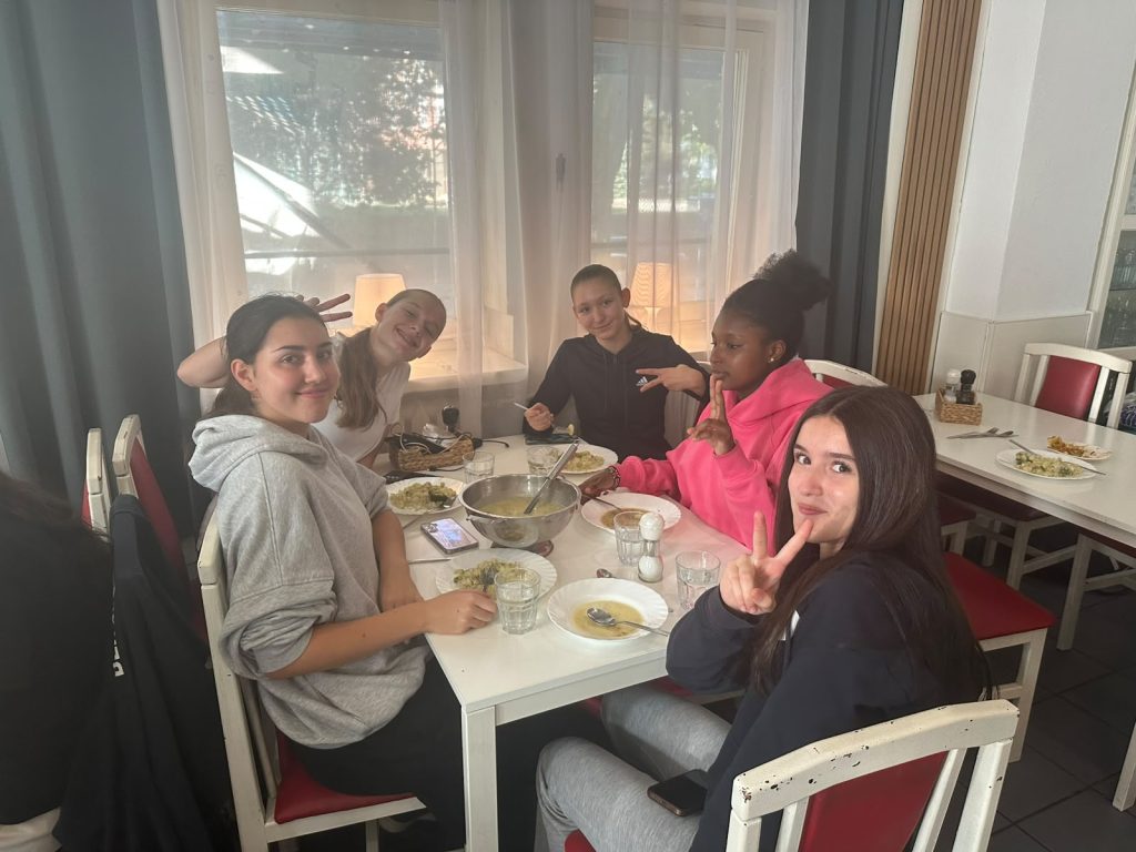 Gemeinsames Essen der WU16-Spielerinnen in Kołobrzeg